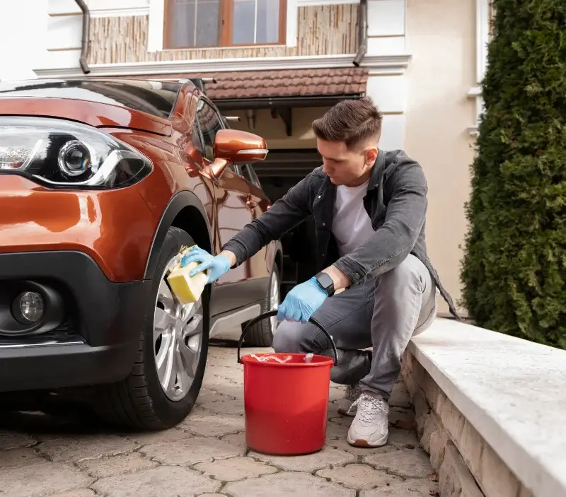 Lavage auto à domicile Peyrouse : professionnel intervenant sur un véhicule